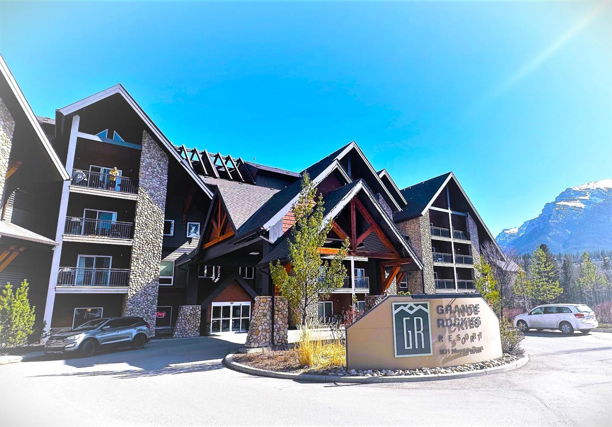 Luxury Two Queen Beds Condo - Grande Rockies Resort Indoor Parking Pool Hot Tub Gym キャンモア エクステリア 写真